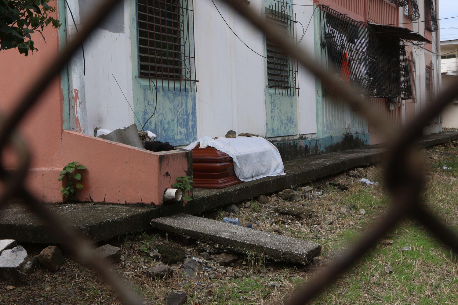 Un féretro con un fallecido por coronavirus junto a una vivienda en Guayaquil. (Ecuador). EFE / Juan Faustos / Cortesía Diario Expreso
