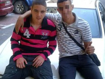 Smain El Hannoudi Abselam (izquierda), sigue en prisi&oacute;n pese al indulto. En la imagen, con un amigo.