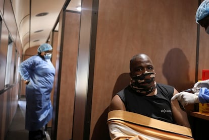 Dennis Malattji se vacuna contra la covid-19, en la estación de tren de Springs en East Rand, en Sudáfrica, el 27 de agosto de 2021.