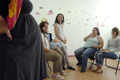 Las fundadoras de Ser Doulas, Nuria Otero y Beatriz Fernández, segunda y tercera por la izquierda, con otras mujeres en su local de A Coruña.