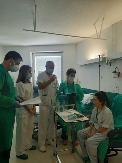 Marta Castanys, rodeada del equipo médico que la atendió en el hospital 12 de Octubre.