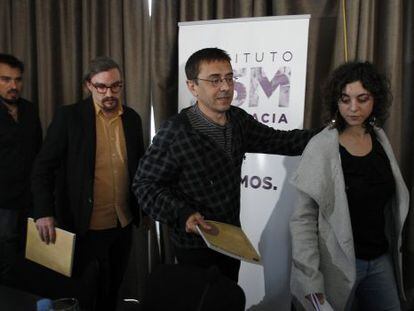 Juan Carlos Monedero, entre Tania González y Jorge Lago.