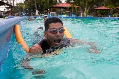 Eddy Guzmán aprende a nadar en un centro de recreación en Estelí, Nicaragua.