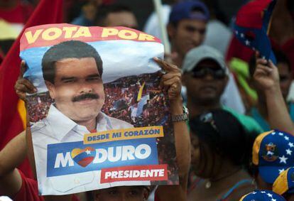 Simpatizantes de Nicol&aacute;s Maduro frente al Congreso venezolano.