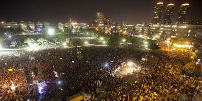 Miles de personas protestan contra las injusticias sociales y los precios de la vivienda anoche en Tel Aviv.