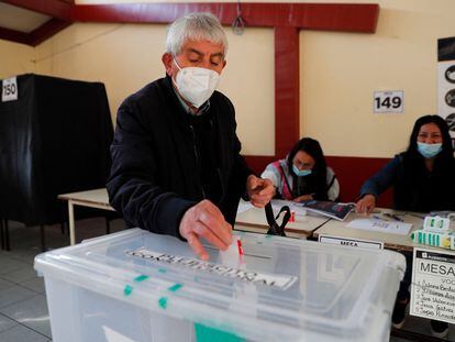 Un hombre deposita su voto en una urna en un colegio electoral en Santiago, durante el plebiscito sobre la nueva Constitución, el 4 de septiembre de 2022.