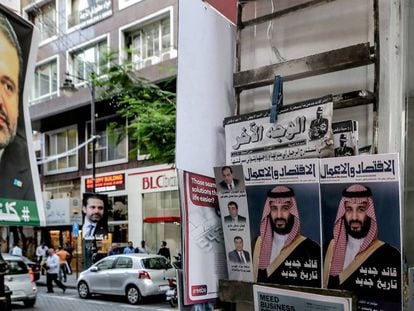 Vista de un cartel electoral del primer ministro liban&eacute;s, Saad Hariri (i), junto a varios carteles del pr&iacute;ncipe heredero saud&iacute;, Mohamed bin Salman, en una calle de Beirut, L&iacute;bano. 
