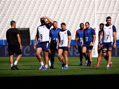La selección francesa de rugby durante un entrenamiento previo al inicio del mundial.