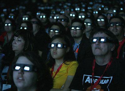 Provistos de gafas 3D, los visitantes de Comic Con asisten al estreno de <i>Avatar, </i>el filme de James Cameron que pronto se verá en las pantallas de todo el mundo.