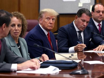 Donald Trump, junto al equipo legal que le defiende por el 'caso Stormy Daniels' ante un tribunal de Manhattan.