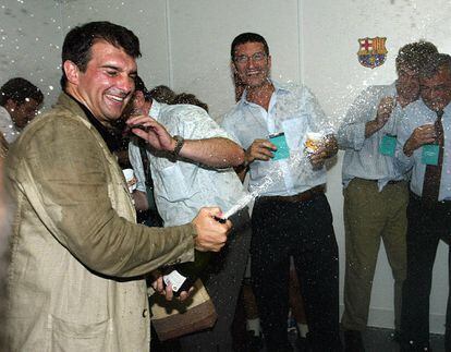Joan Laporta celebrando su elección como presidente del FC Barcelona en 2003.