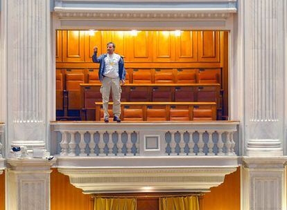 Adrian Sobaru se encarama a la barandilla del parlamento rumano, mientras el primer ministro inicia su intervención. (Foto: Bogdan Stamatin/Mediafax Foto).