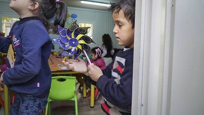 Husein, de 4 años, perdió a sus padres en la guerra de Siria. Ahora asiste a un curso preescolar en la ciudad turca de Kilis.