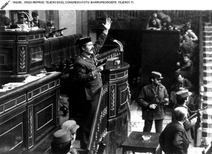 El teniente coronel de la Guardia Civil Antonio Tejero, en la tribuna del Congreso, en el golpe de estado del 23-F.