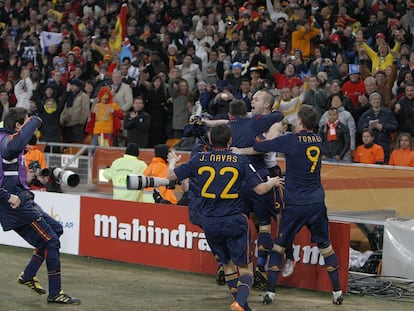 Los jugadores de España celebran el gol de Iniesta.