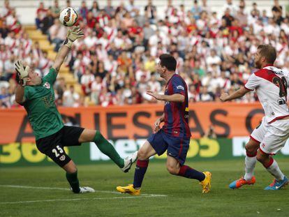 Messi supera Toño en l'1-0.