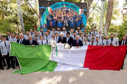 El presidente de Italia, Sergio Mattarella, y el tenista Matteo Berretini, subcampeón de Wimbledon, junto con la selección y el título de campeones de la Eurocopa.