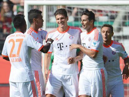 Mario Gómez celebra con Alaba, Gustavo, Pizarro y Rafinha el tercer tanto.