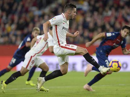 Sarabia controla el balón antes de hacer el segundo gol al Huesca. 