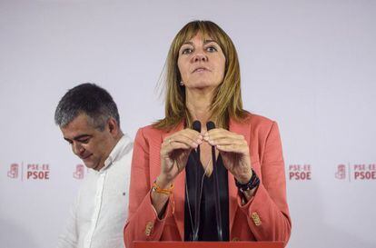 La candidata del PSE-EE a lehendakari, Idoia Mendia (d), durante su comparecencia esta noche en Bilbao para valorar los resultados de las eleccciones vascas celebradas hoy.