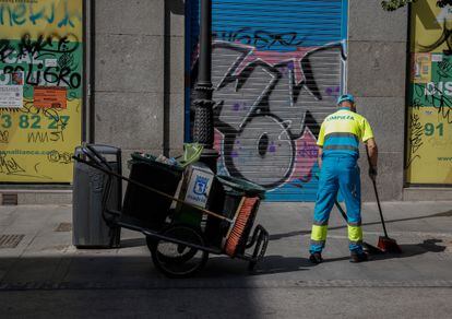Operarios de la limpieza en la calle Arenal de Madrid, el 18 de julio.
