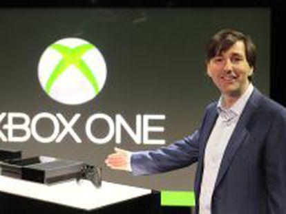 Don Mattrick, presidente de la divisi&oacute;n de Entretenimiento de Microsoft, muestra la nueva consola Xbox One. 