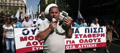 Manifestantes en una marcha contra los recortes, este martes en Atenas.