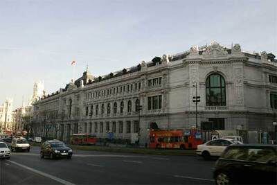 El Banco de España, con la ampliación de la fachada en primer término.