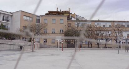 La escuela Baldiri Reixac en un fotograma de 'El Monstre de Banyoles'.