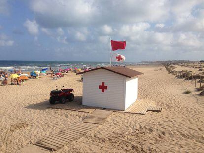 Una playa de Guardamar del Segura (Alicante) con bandera roja el pasado 1 de julio. 