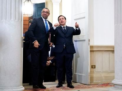 El ministro de Asuntos Exteriores, José Manuel Albares (a la derecha), se reúne con su homólogo británico, James Cleverly, en el Ministerio de Asuntos Exteriores, este miércoles en Madrid.