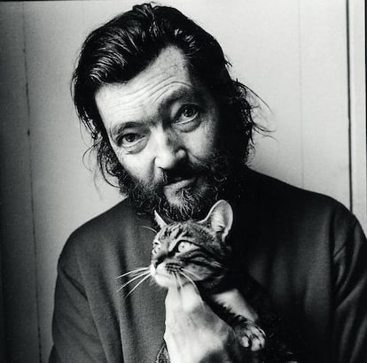 El escritor argentino Julio Cortázar, fotografiado en París con su gata Flanelle en 1982.