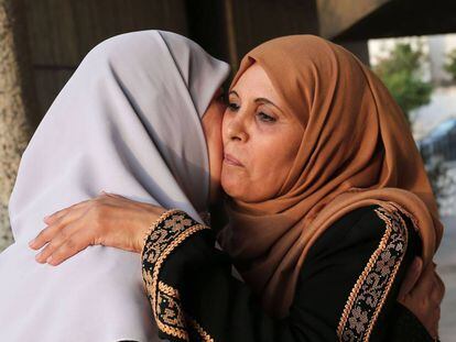 Ceremonia de reconciliaci&oacute;n en Gaza. Rawda al Zaanun (derecha), madre de un miliciano de Ham&aacute;s abraza a su hermana Bassma abu Qadus, cuyo hijo militaba en Fatah. Ambos murieron en los enfrentamientos interpalestinos en 2007.