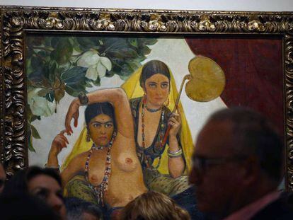 Visitantes ayer ante la obra 'Bayaderas indias' (1924), de Eduardo Chicharro, en el Prado.