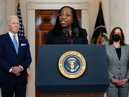 Ketanji Brown Jackson habla este viernes en la Casa Blanca ante el presidente Joe Biden y la vicepresidenta Kamala Harris.