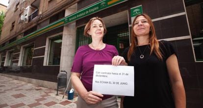 Dos promotoras de empleo a las puertas de su oficina, en Granada.