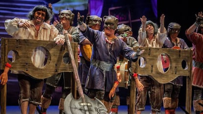 La chirigota "La familia Verdurgo" durante su actuación en el Gran Teatro Falla de Cádiz.