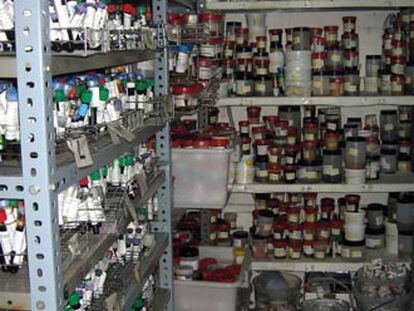 Centenares de recipientes con fluidos humanos en el laboratorio de química.