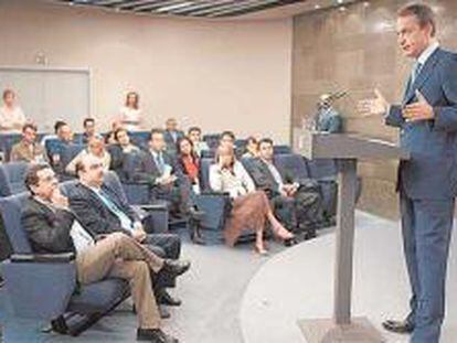 Zapatero releva a cuatro ministros para ganar impulso electoral
