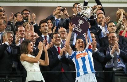 La capitana de la Real Sociedad, Sandra Ramajo, recibe el trofeo de campeonas de manos de la reina Letizia.