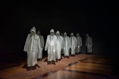 La pieza 'Los mojados', en la exposición 'Helen Escobedo: ambientes totales'.