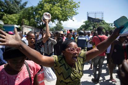 La escalada de la violencia de las pandillas ha llevado a los haitianos a organizar protestas para exigir barrios más seguros. En la imagen, manifestantes marchan exigiendo paz y seguridad en el barrio La Plaine, en Puerto Príncipe, el 6 de mayo de 2022. 