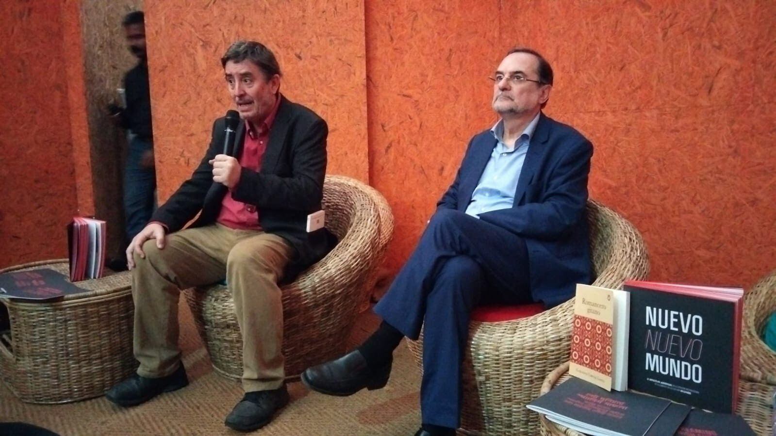 El director del Instituto Cervantes, Luis García Montero, y el director del Cervantes de Nueva Delhi, Óscar Pujol, en la Feria del Libro de Calcuta.