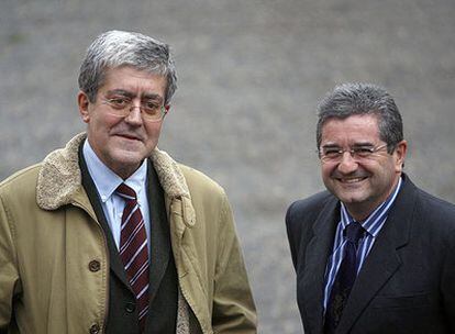 Javier Corcuera (a la izquierda) y Txema Montero, antes del debate que mantuvieron en la sede de EL PAÍS en Bilbao.