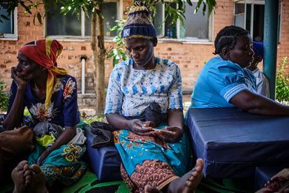 Aliyanesa Nkunye (en el centro), durante una sesión grupal de apoyo a pacientes. El cáncer de cuello uterino es fácilmente prevenible mediante la vacuna contra el virus del papiloma humano (VPH). Aun así, esta no fue incluida hasta 2019 en el calendario nacional de vacunación de Malaui, el país del mundo donde proporcionalmente fallecen más mujeres por este tipo de enfermedad.