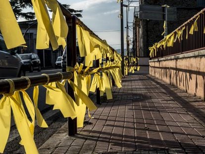 Lazos amarillos en una calle de Corçà (Girona), el pasado 29 de agosto.