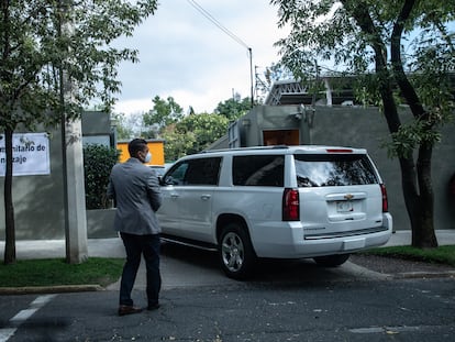Un automóvil ingresa a las instalaciones de Humanitree, la escuela privada del empresario Ricardo Salinas Pliego.