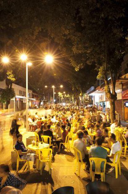 Ambiente callejero una noche en Rua Antonio de Albuquerque, donde se concentra un gran número de restaurantes y bares de Belo Horizonte.