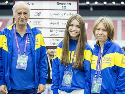 Juan Manuel Bell&oacute;n, Anna Cramling Bell&oacute;n y P&iacute;a Cramling, pocos minutos antes de su encuentro frente a Serbia, hoy en la 4&ordf; ronda.