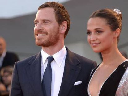 Alicia Vikander y Michael Fassbender posan en la alfombra roja de la premiere de 'La luz entre los océnanos' en Venecia.